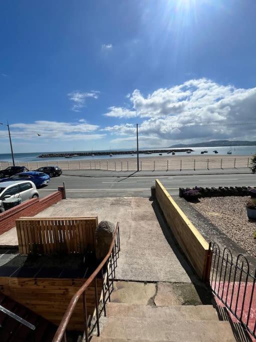 Stunning 2 Bedroom Ground Floor Sea View Apartment - Bed and Breakfast Rhôs-on-Sea