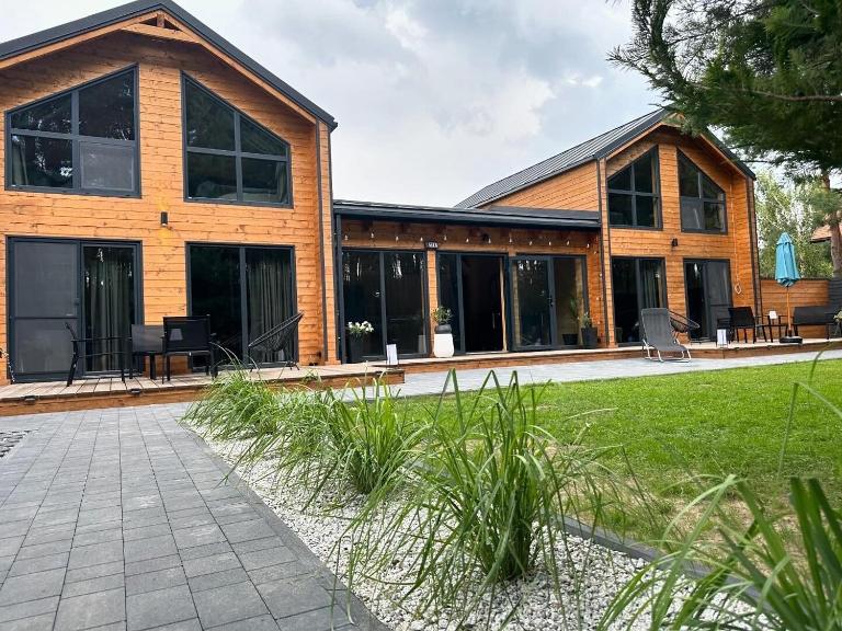 DOMKI Leśna Cisza jezioro Powidzkie dla 18 osób - 5D Apartments - B&B Lipnica