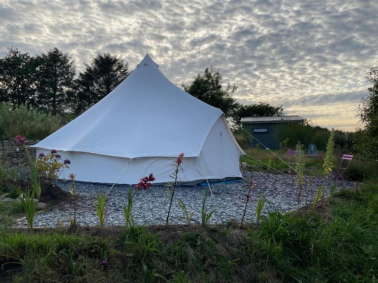 Glamping Meadow Bell Tent - Chambres d'hôtes Stithians