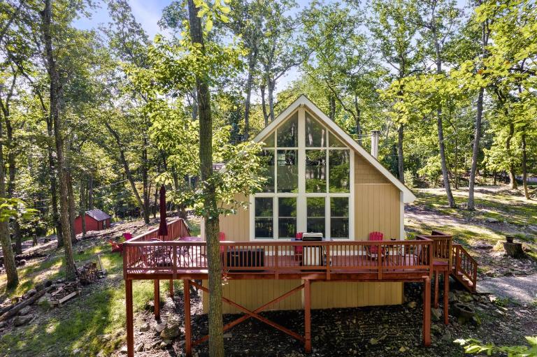 Modern Cabin w Hot Tub & Indoor Pool Gym Access! - Bed and Breakfast Hedgesville