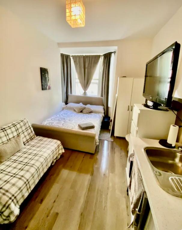 modern studio Apartment sleeps 4 people opposite Westfield Shepherds bush - Ferienwohnung London
