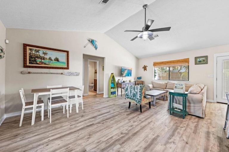 Beachcombers Nook, Firepit, yard, Sleeps 8, Walk to Beach - B&B Panama City Beach
