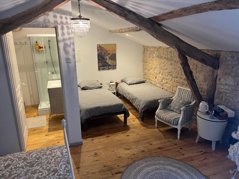 Chambre avec salle de bain - B&B Caylus