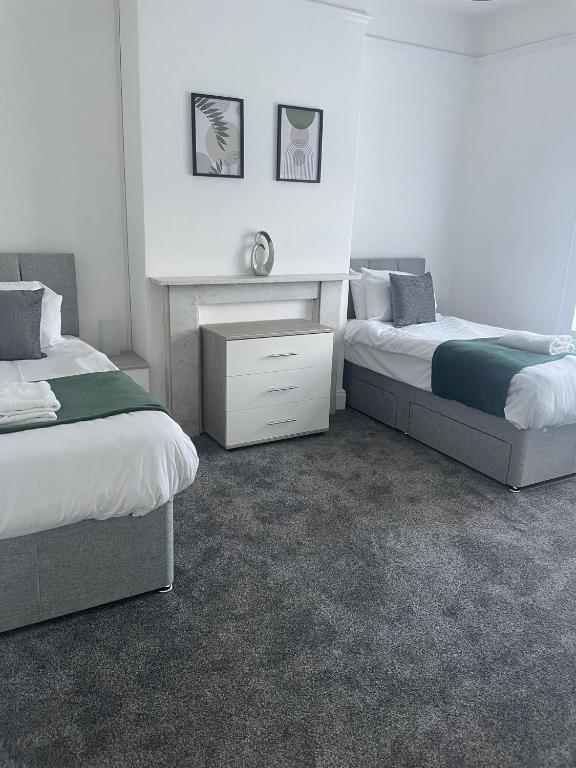 4 Bed house, 2 bath with large garden and free parking - Sleeps 8 - B&B Southampton