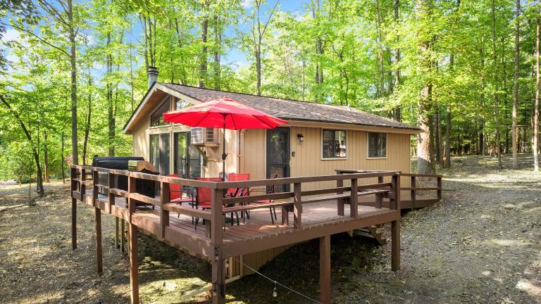 Hot Tub Fire Pit Deck Grill w Resort Amenities - Bed and Breakfast Hedgesville