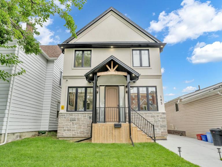 Stylish 2-Bedroom Apartment In Downtown Windsor - B&B Windsor