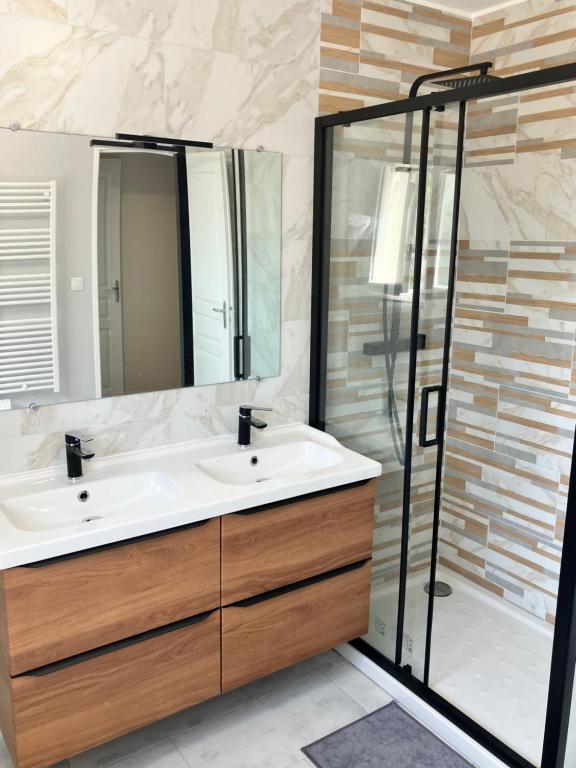 Chambre dans une maison en Colocation proche paris et Disney Room in shared house - B&B Vaires-sur-Marne