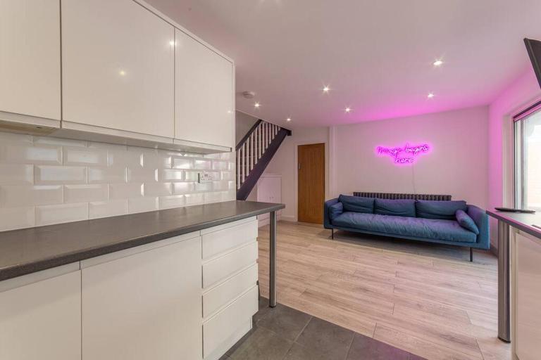 Modern Fully Renovated 4 Bedroom - B&B Cwmbran
