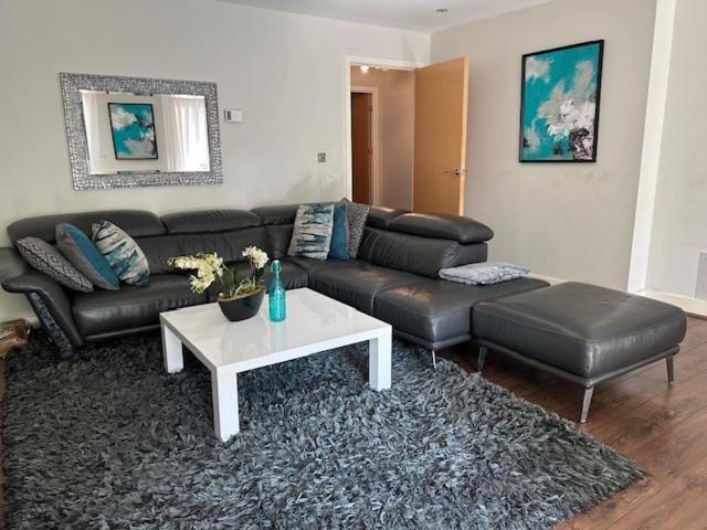 Three Bedroom Stylish London Apartment - B&B Colindale
