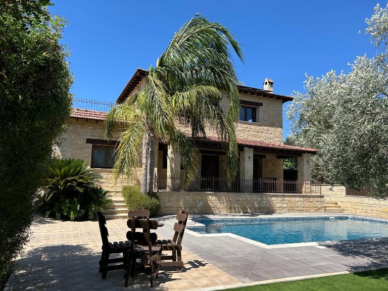 Valencia Grove Villa - Ferienwohnung Milioú
