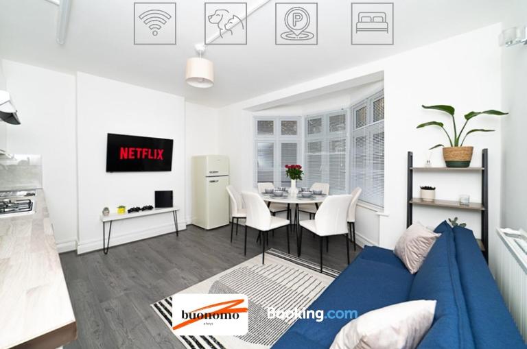 Three Bedroom Apartment At Buonomo Stays Short Lets & Serviced Accommodation With Netflix & Games - Chambres d'hôtes Londres