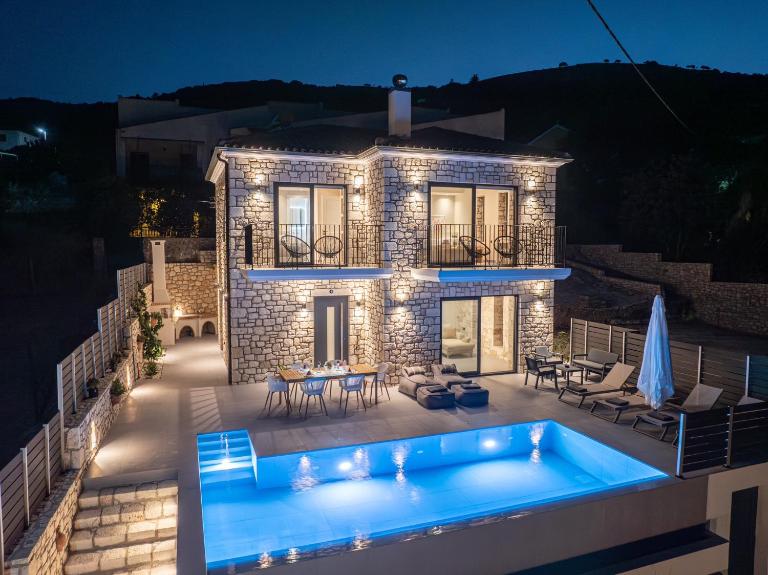 Luxury Stone Villa Aris, ideally located just a 5-minute walk from restaurants and shops - B&B Divaráta