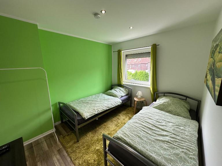 Ganzes Monteurhaus mit 4 Schlafzimmern für bis zu 8 Gäste - B&B Duisburg