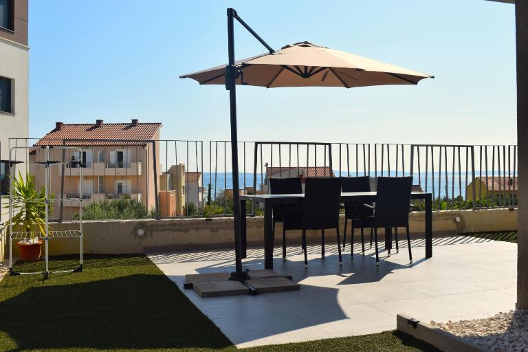 Adriatic Split beach apartment with sea view and garden - B&B Podstrana