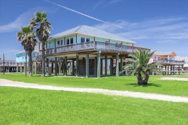 Surfside Retreat - Beautiful Views & Steps from the Beach! - B&B Freeport