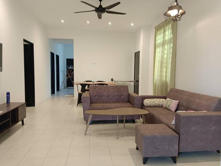 Cozy, Spacious Gambang Homestay - B&B Gambang