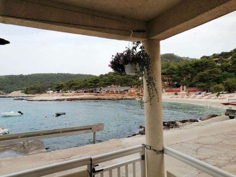 Studio apartment Milna, Hvar Buratovic - B&B Lesina