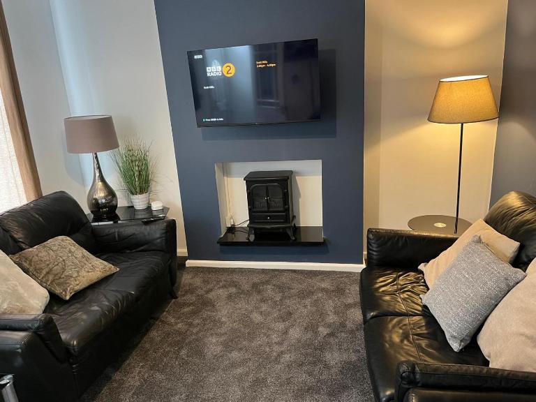 Modernised 4bed stay-away-home in Runcorn sleeps 7 - B&B Runcorn