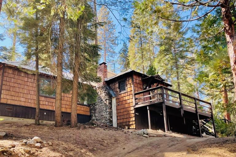 The Cedar House Prime Spot Kayaks & Cool AC - Bed and Breakfast Shaver Lake