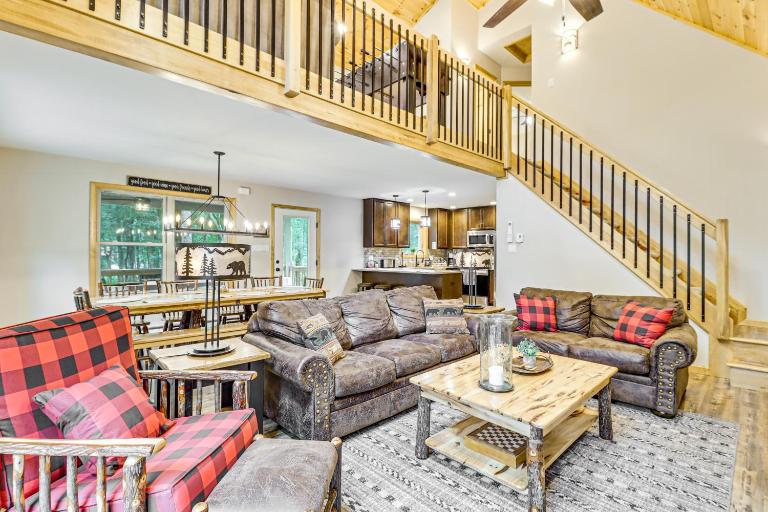Forest Views & Hot Tub: Poconos Cozy Cabin - B&B Albrightsville