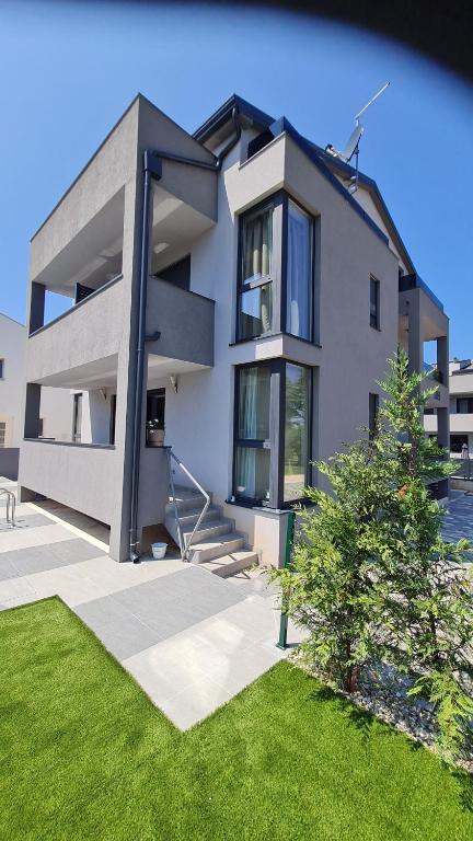 VAL21,VILLA 200 m FROM THE SEA WITH POOL AND FITNESs - Ferienwohnung Funtana