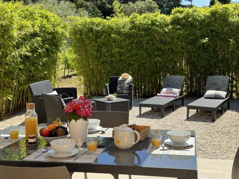 L’Auguière Est, maisonnette sans vis-à-vis et au calme avec vue sur les vignes - Bed and Breakfast Hyères