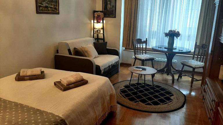 Modern Lux Studio w Inside parking 5 min from Skadarlija, Republic Sqre - B&B Belgrado