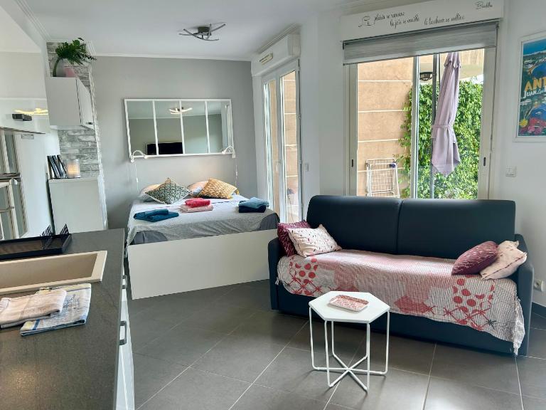 Joli studio climatisé avec Jardin dans résidence avec piscine - B&B Antibes