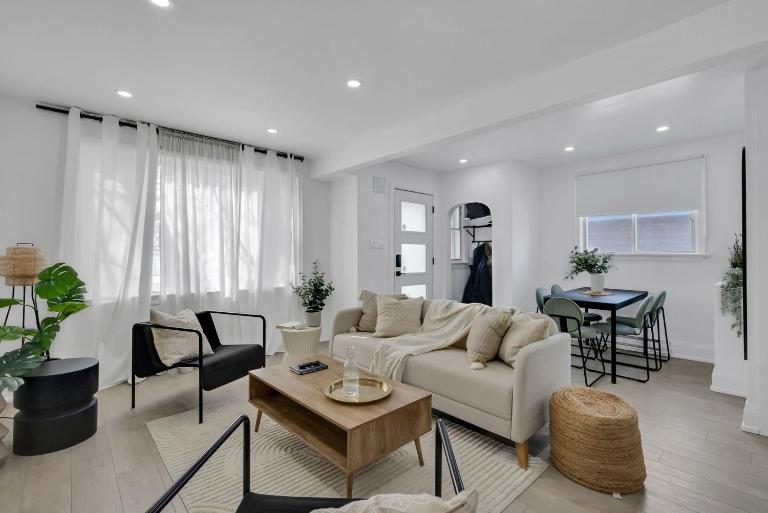 Modern 2BR Apt Near Downtown Ottawa FREE PARKING - B&B Ottawa
