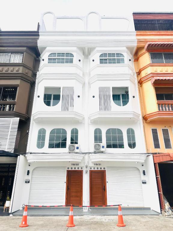 White House31 EntireHouse & Rooftop DMK Airport & BTS BKK - B&B Ban Sai Mai