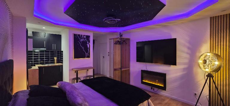 Luxury Love Room with Private Spa & Sauna Havre de Plaisir - Chambres d'hôtes Le Havre