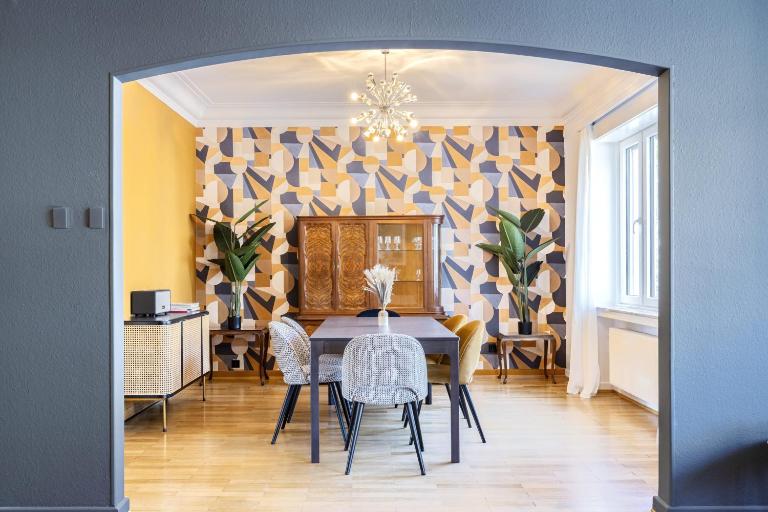 Elegant 1BR Retreat with Patio Near Kirchberg - Bed and Breakfast Luxemburg