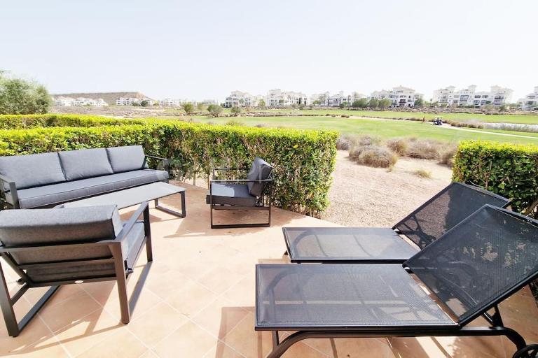Lovely Ground Floor 2 Bed with Golf Course Views - Bed and Breakfast Sucina