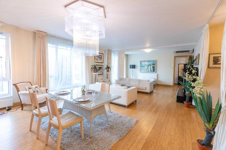 Royal Suites Whith Free Parking - B&B Riga