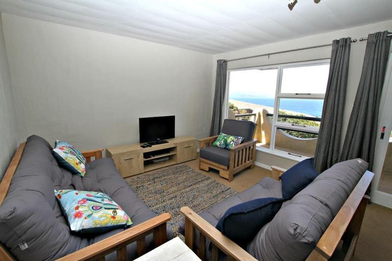 Central Apartment with Great Views, Secure Parking - Bed and Breakfast Plettenberg Bay