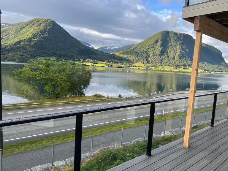 Husslåttene apartments with terrace - B&B Skei
