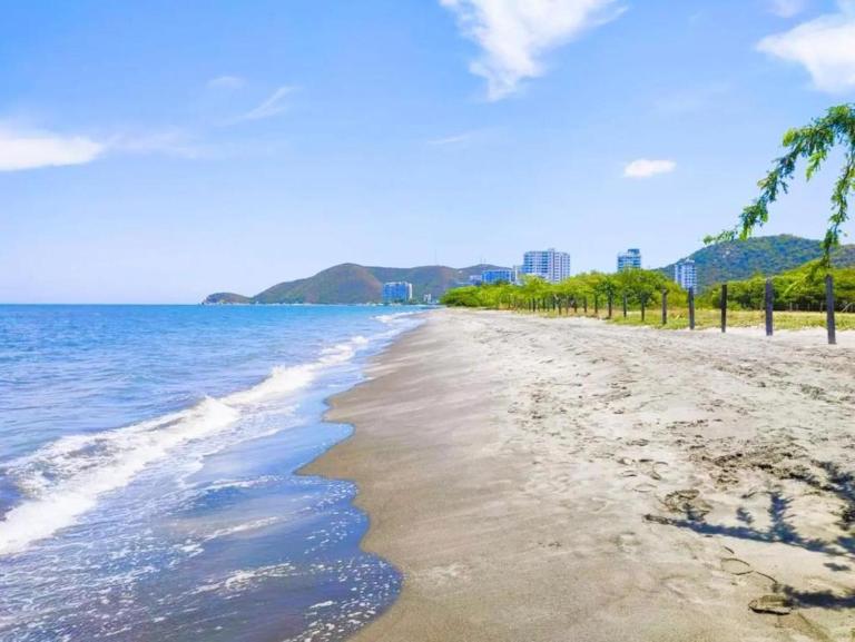 apartasuites con balcon vista a mar 5 min de la playa condominio salinas del mar - B&B Santa Marta