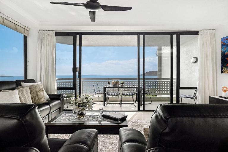 Belle Escapes 101 Rydges Plaza Esplanade with Panoramic Ocean Views - B&B Cairns