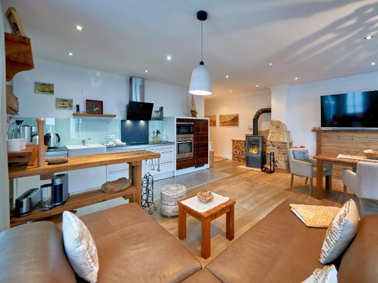 Villa Paula in Sellin - WG01 "Findling" strandnah mit Kamin, Terrasse, Balkon - Bed and Breakfast Sellin
