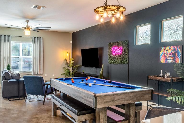Upstay Entertainment Hub w Games & Outdoor Firepit - Bed and Breakfast Austin