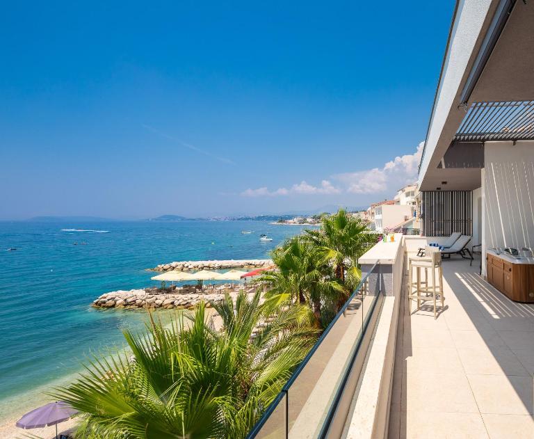 Paoma Beach Penthouse Suite with jacuzzi - Ferienwohnung Podstrana