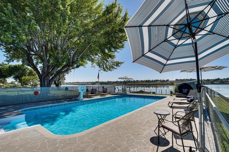 Hunting & Fishing Trip Base Camp on Moses Lake! - B&B Moses Lake
