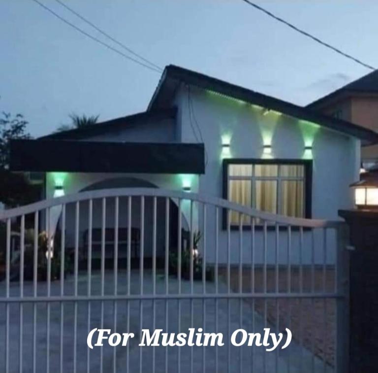 Homestay Che Puteh Sura Dungun - Bed and Breakfast Dungun