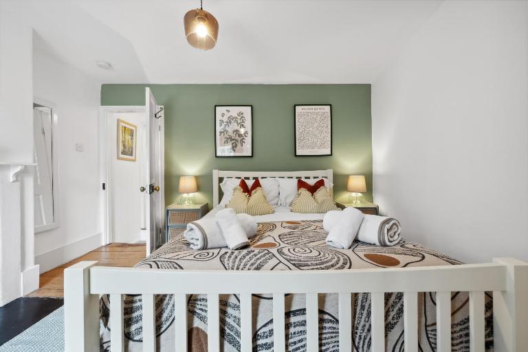 2-Bedroom Stylish & Gorgeous, Cosy Westgate Cottage Retreat, Central Winchester, Free On-Street Parking Permit, with Garden, Close to Cathedral - Sleeps 6, Pets are Welcome - by Blue Puffin Stays - Chambres d'hôtes Winchester