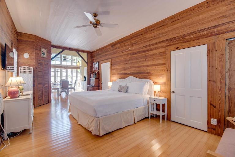 New Rose Petal Petite Suite - Pool & Parking - Bed and Breakfast Key West