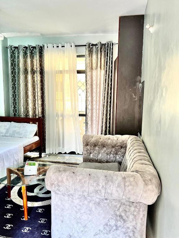Lush Penthouse Studio bamburi with balcony views - Ferienwohnung Mombasa