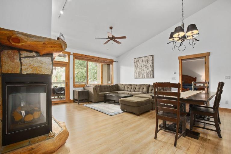 4 Pools and 10 Hot Tubs, Renovated Penthouse Condo, Ski Season Private Shuttle - B&B Steamboat Springs