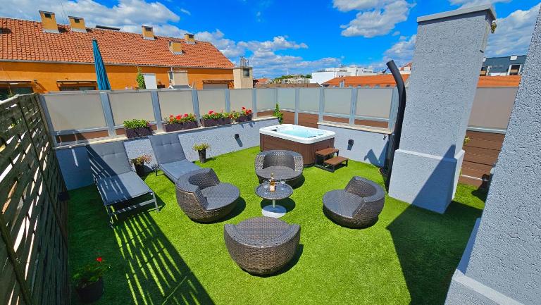 Jacuzzi Tuscany Terrace Apartment Free parking - Chambres d'hôtes Budapest