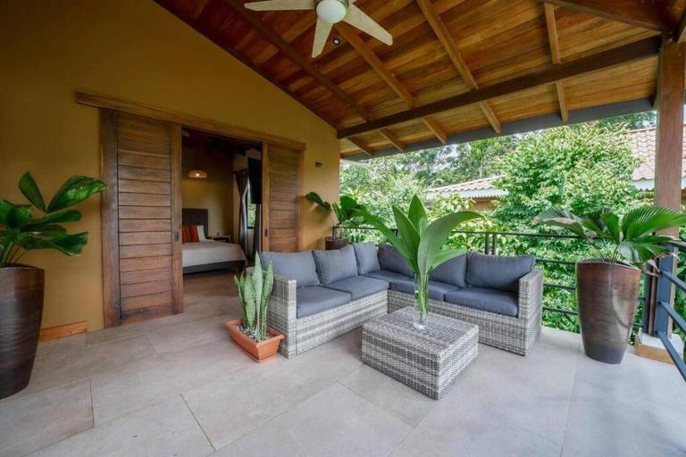 Modern Two Story Beach house - B&B Puerto Viejo de Sarapiqui