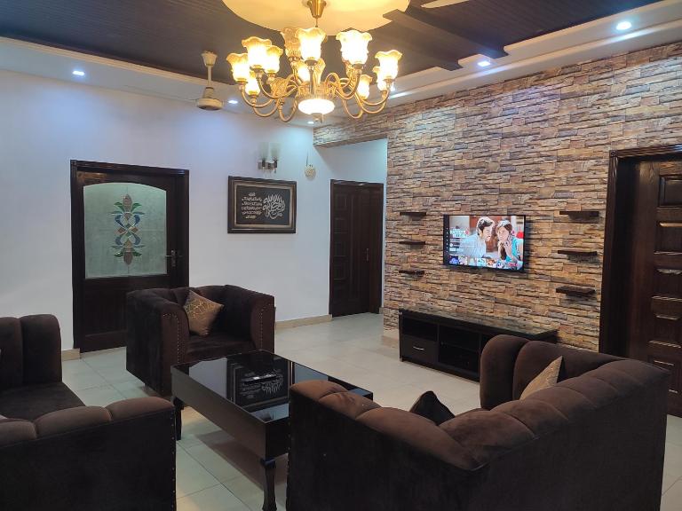 4BR Spacious Upper Home with Terrace Near Emporium Mall & Expo Center - Bed and Breakfast Lahore